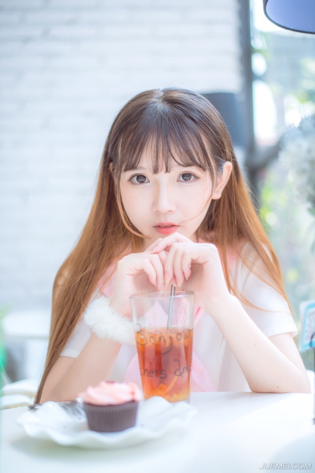 你要是不爱他，他多么爱你，他待你多么好，他的条件多么优秀，也是徒然的。自己不要的东西，为什么还要可惜呢?既然你甘心情愿放弃，你就没资格可惜。他曾是那么慷慨地等待你，他本来是你的，你自己选择不要，那就永远不要可惜。